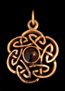Bronzeanhänger Nuada Keltischer Knoten mit Onyx