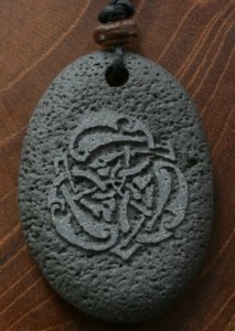 Steinanhänger 3 Keltische Drachen grau