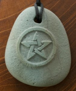 Steinanhänger Pentagramm grün-grau