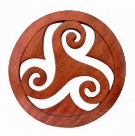 Wandbild Keltisches Triskel im Kreis aus Holz