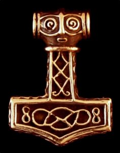 Bronzeanhänger Mjölnir mit Wikingermustern