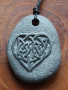 Steinanhänger Keltisches Herz grau