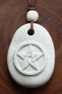Steinanhänger Weißes Pentagramm