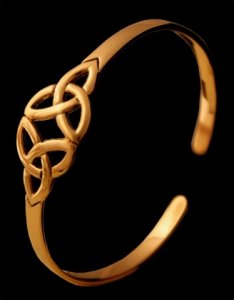 Bronzearmreif Celtic Dreiheit