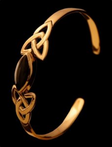 Bronzearmreif Celtic Dreiheit mit Onyx