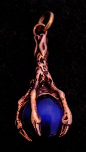 Bronzeanhänger Drachenkralle mit blauer Kugel
