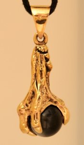 Bronzeanhänger Drachenkralle mit schwarzer Kugel