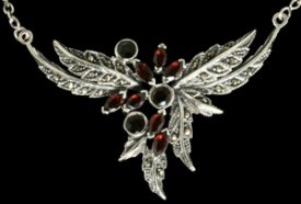 Halskette Kalia Blätter mit Granatsteinen Silber