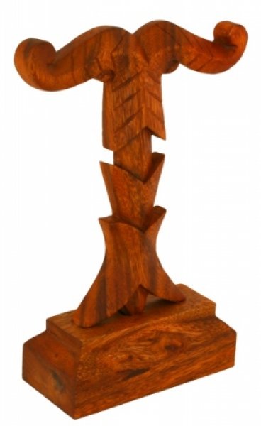 Irminsul auf Sockel aus Holz